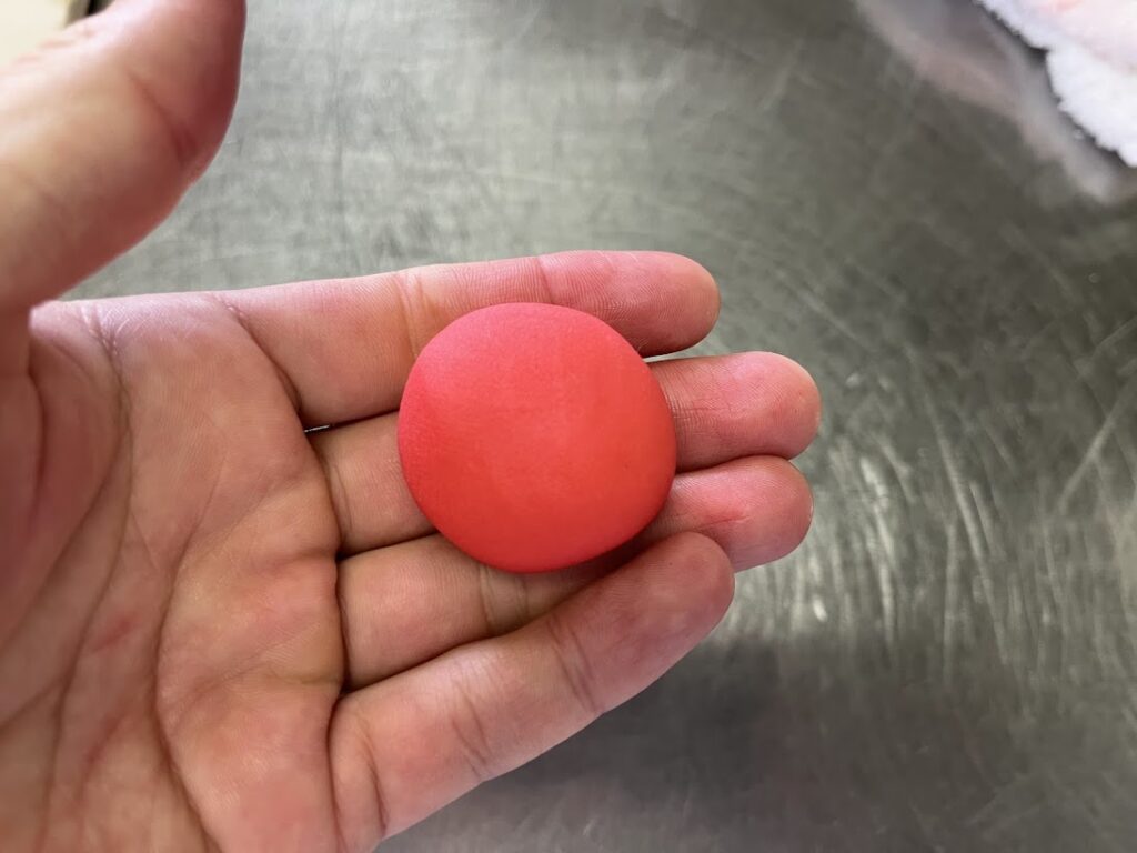 鶴の頭に乗せる赤い練切