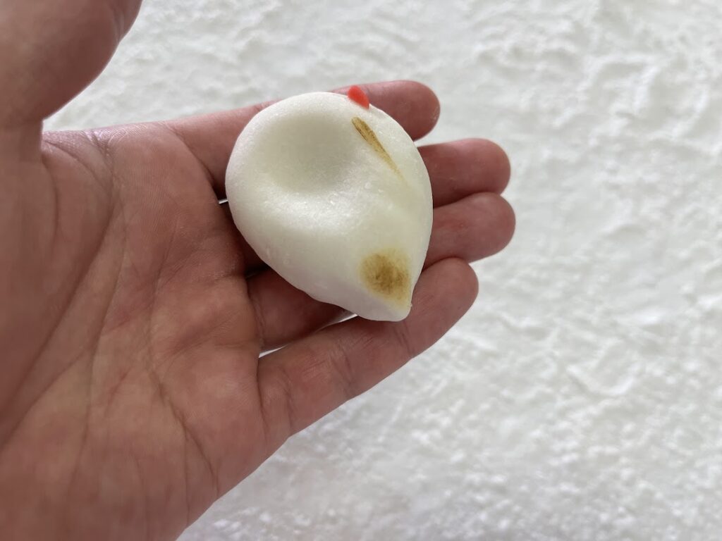 鶴のおしりの部分に焼きごてで痕をつける