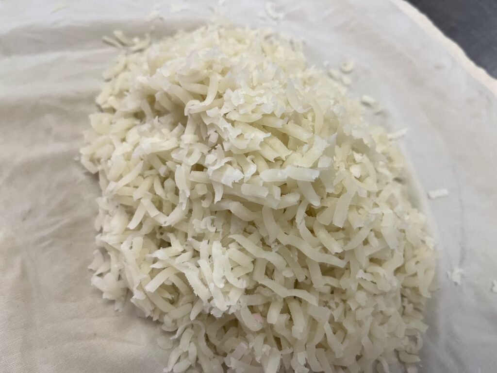 きんとんぶるいでこしだした此の花の白