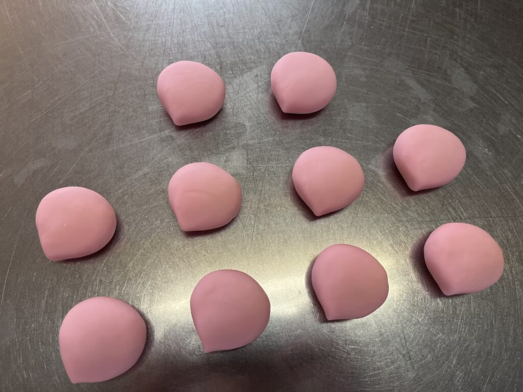 包餡した気持ちを扇のように成形する