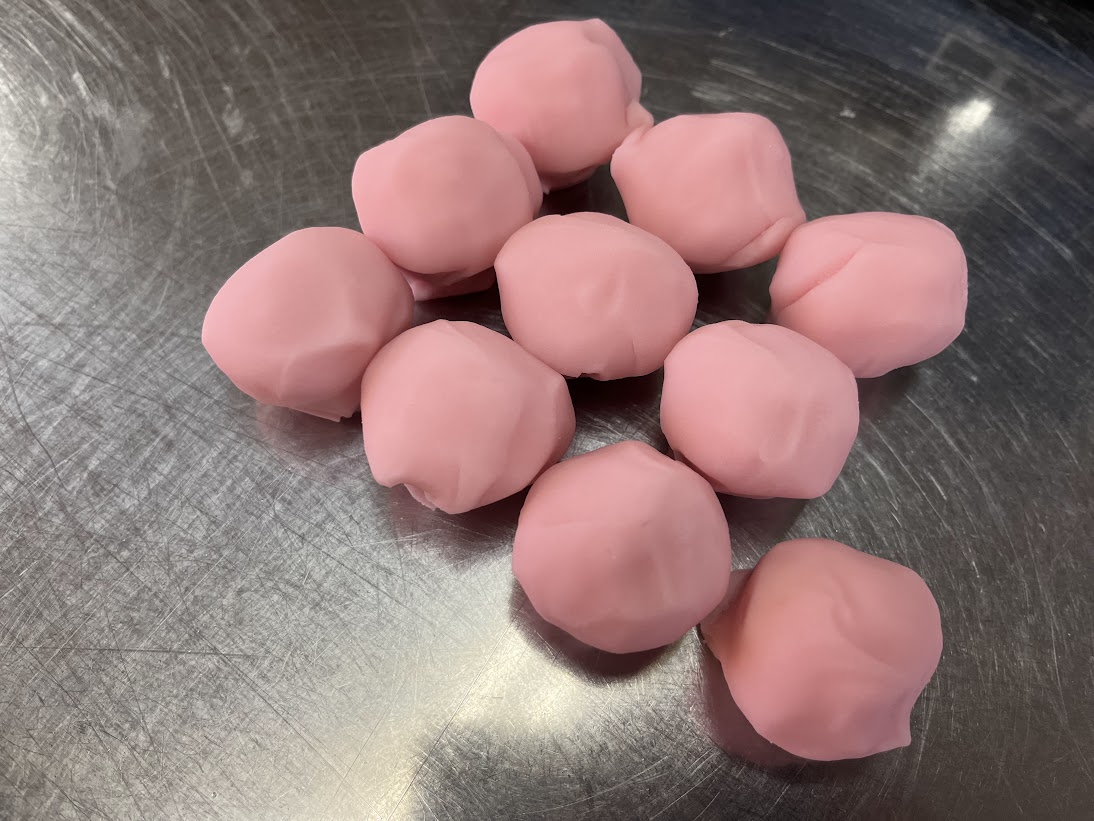 上生菓子の気持ちのピンク練切を種切り