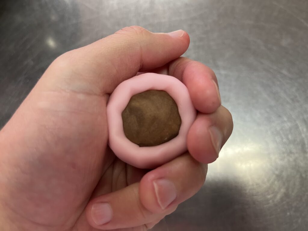 チョコレート餡を包餡する