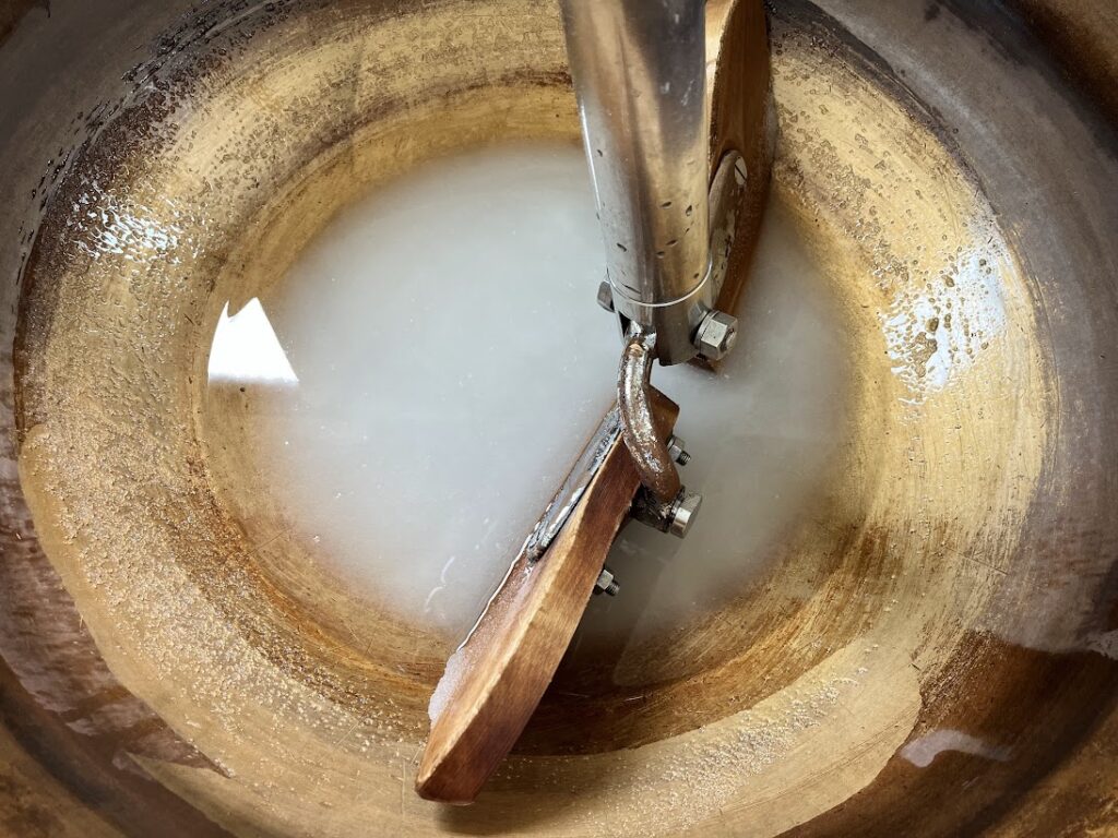 さわりに砂糖と水を加える