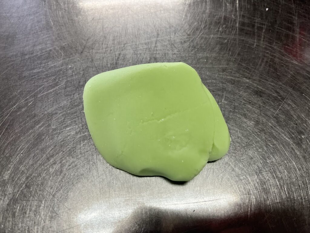 初蛍の黄緑の練切