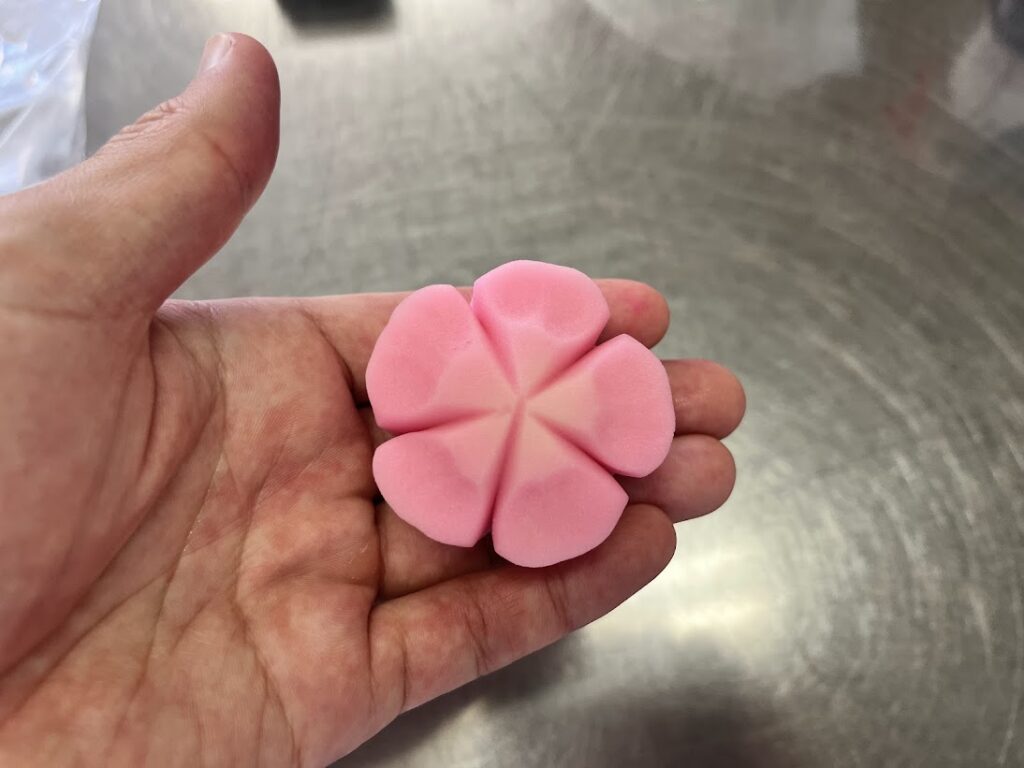 石竹の花びらの先を指の腹でのばす