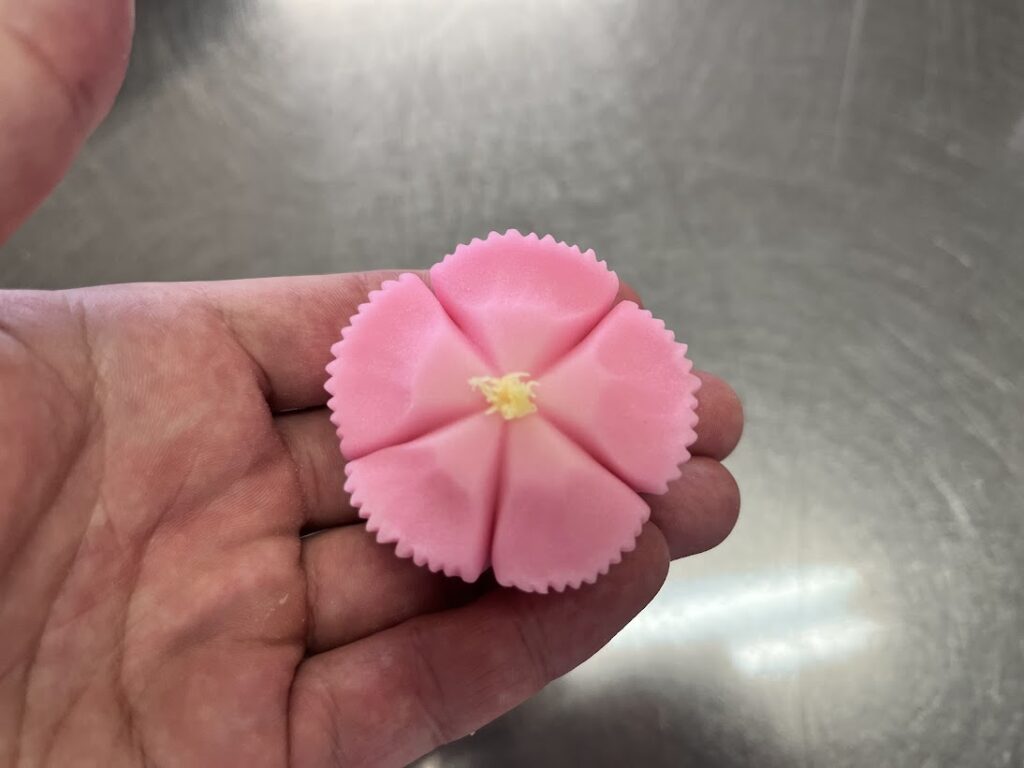 石竹の中心に黄色のしべを据える