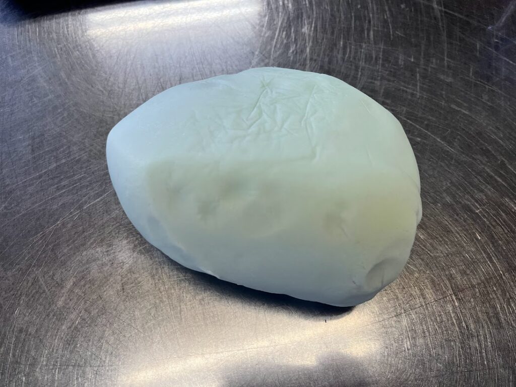 濡れ燕の青色の練切