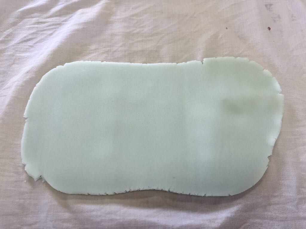 濡れ燕の練切をのばす