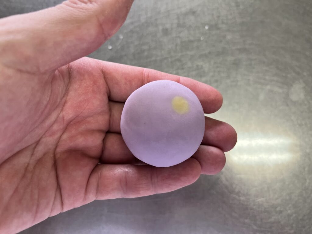 願い星の右上に黄色の練切を配置する