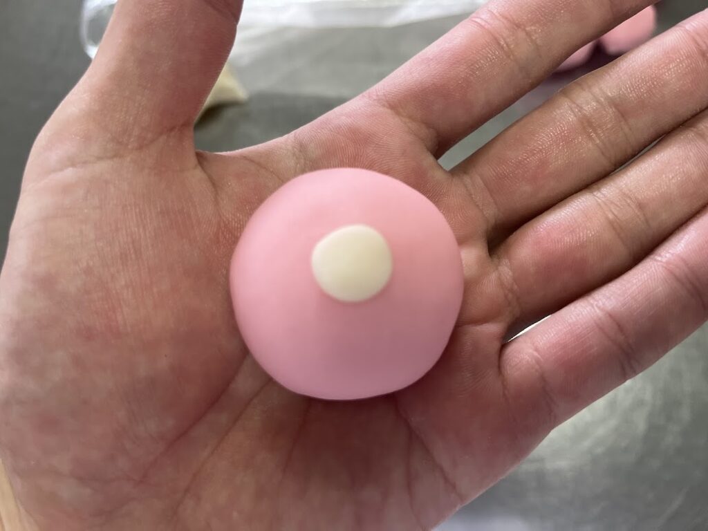 糸菊のピンク練練切に白練切をぼかす