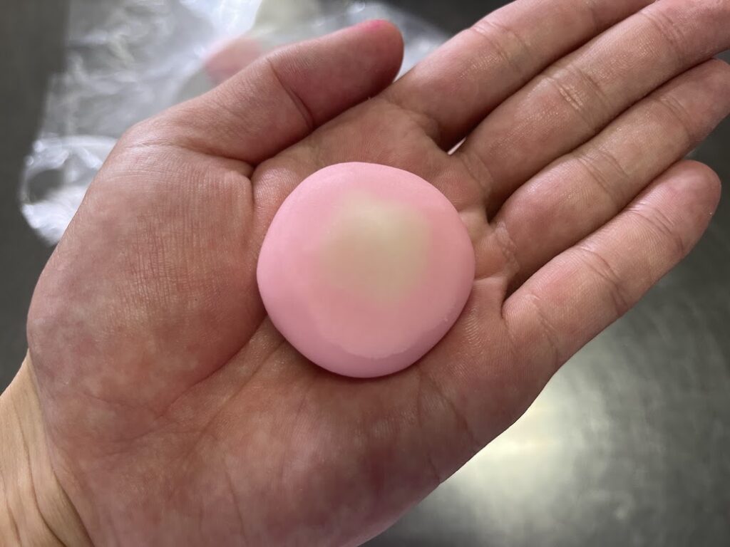 糸菊のピンク練練切に白練切をぼかす2
