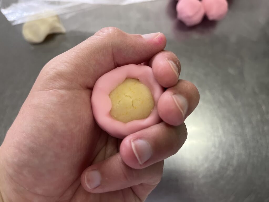 糸菊の中あんを包餡する