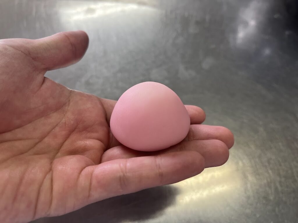 糸菊をお山の形に成形する